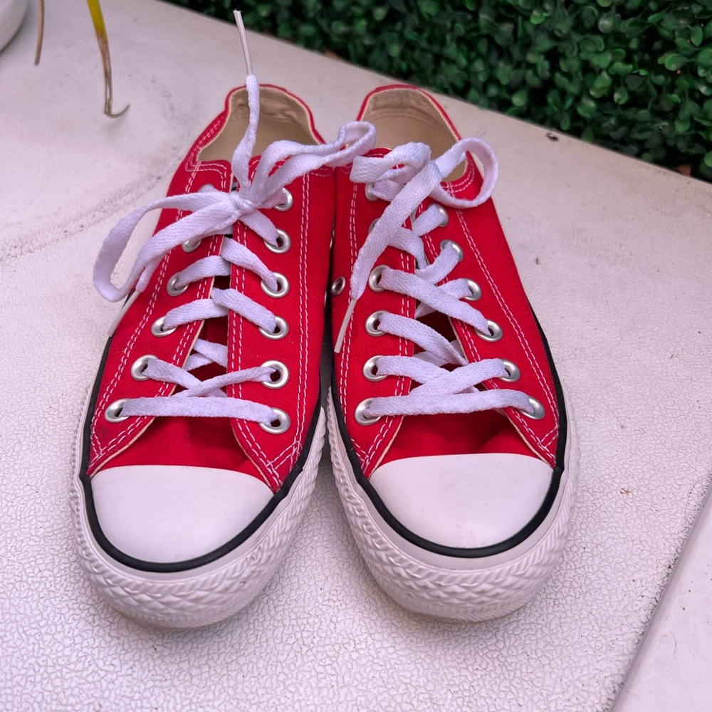 Brand new Converse women’s size 6.5 men’s size 4.5